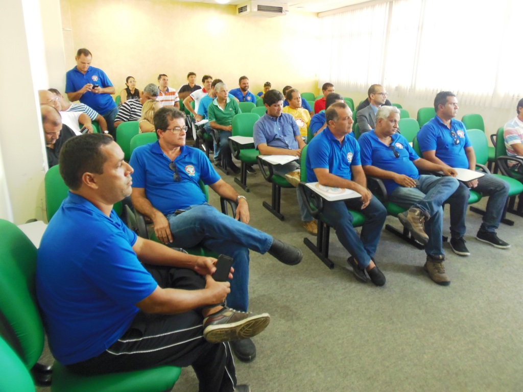Nelson Felipe conversa com motoristas do Transporte Escolar sobre uso da faixa exclusiva para ônibus - SMTT Aracaju